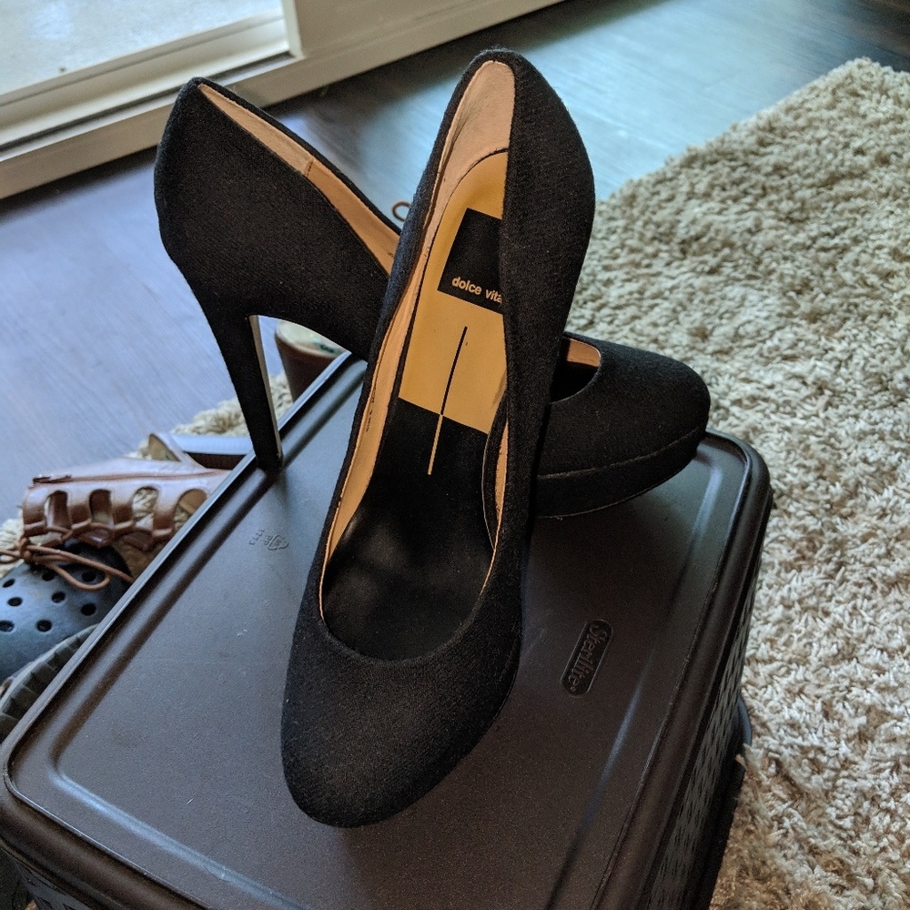 Black pumps